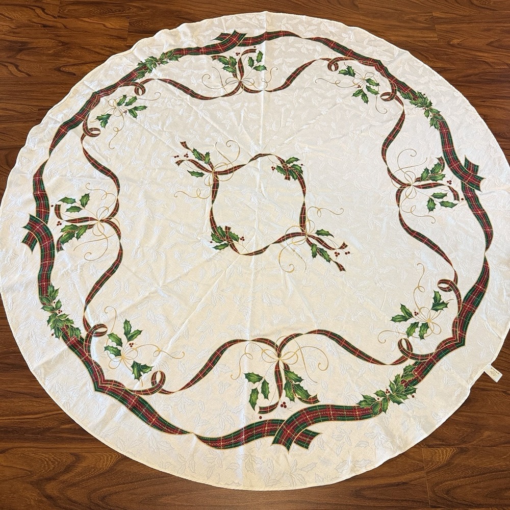 Lenox Holiday Nouveau Christmas Tablecloth 70" Round Tartan Holly Damask